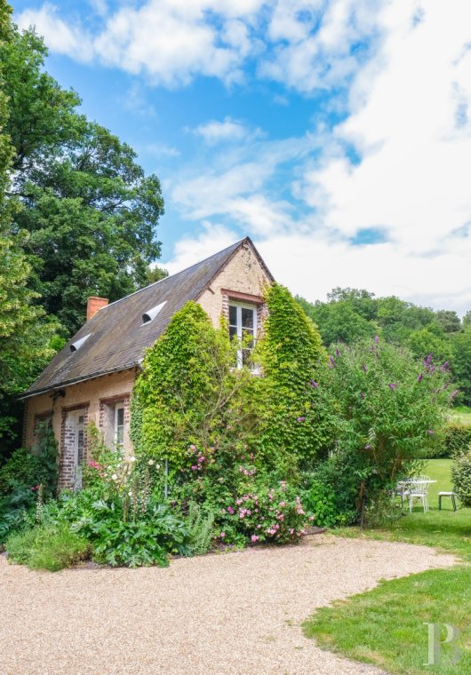 A artists' house with a cluster of small houses on the way to Le Mans - photo  n°7